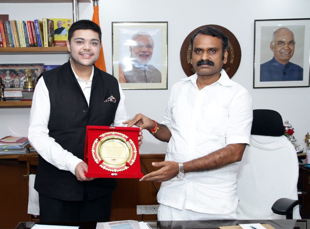Chairperson Mr. Himadrish Suwan of the Confederation of Young Leaders  called on India's Union Minister of State for Information and Broadcasting  and the Minister for Fisheries, Animal Husbandry and Dairying, Hon'ble Dr.